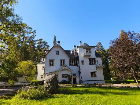 �Polenovo Estate�